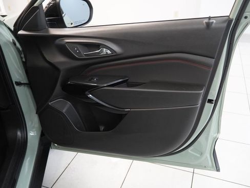 Used 2024 Chevrolet Trax RS w/ Sunroof Package FWD image 29
