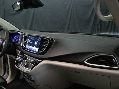 Used 2024 Chrysler Pacifica Touring-L image 15