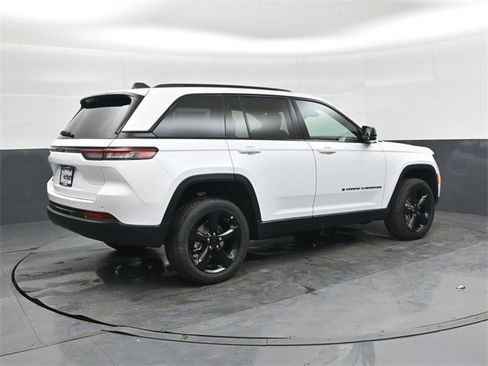 New 2025 Jeep Grand Cherokee Altitude image 4