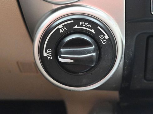 Used 2019 Nissan Titan SV w/ SV Convenience Package AWD/4WD image 19