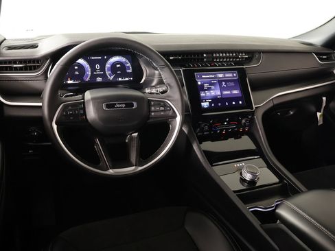 Used 2025 Jeep Grand Cherokee Altitude RWD image 2