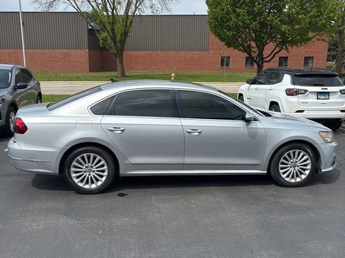 Used 2017 Volkswagen Passat 1.8T SE FWD image 3