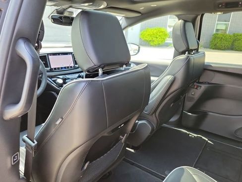 Used 2025 Chrysler Pacifica Limited FWD image 26