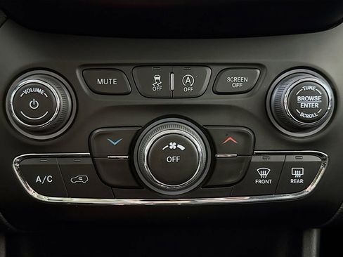 Used 2021 Jeep Cherokee Latitude image 12