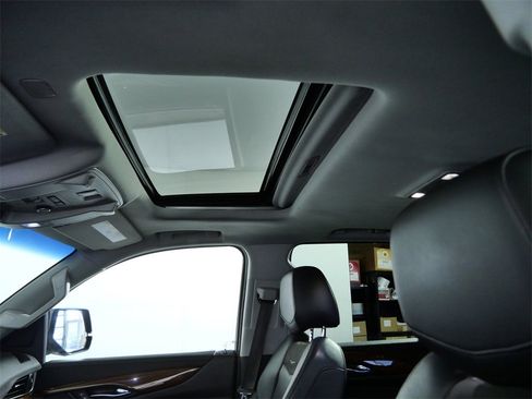 Used 2018 Cadillac Escalade ESV Luxury image 19