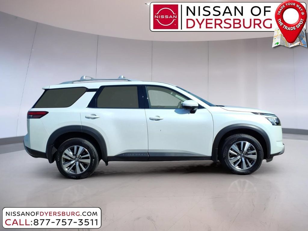 Used 2025 Nissan Pathfinder SL FWD image 2