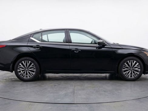 Used 2025 Nissan Altima 2.5 SV FWD image 11