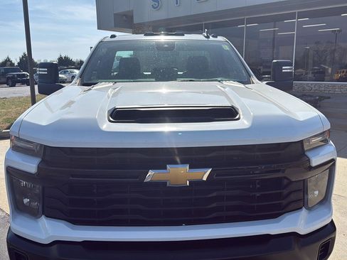 Used 2024 Chevrolet Silverado 3500 W/T image 2