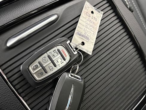Used 2025 Chrysler Pacifica Limited image 28