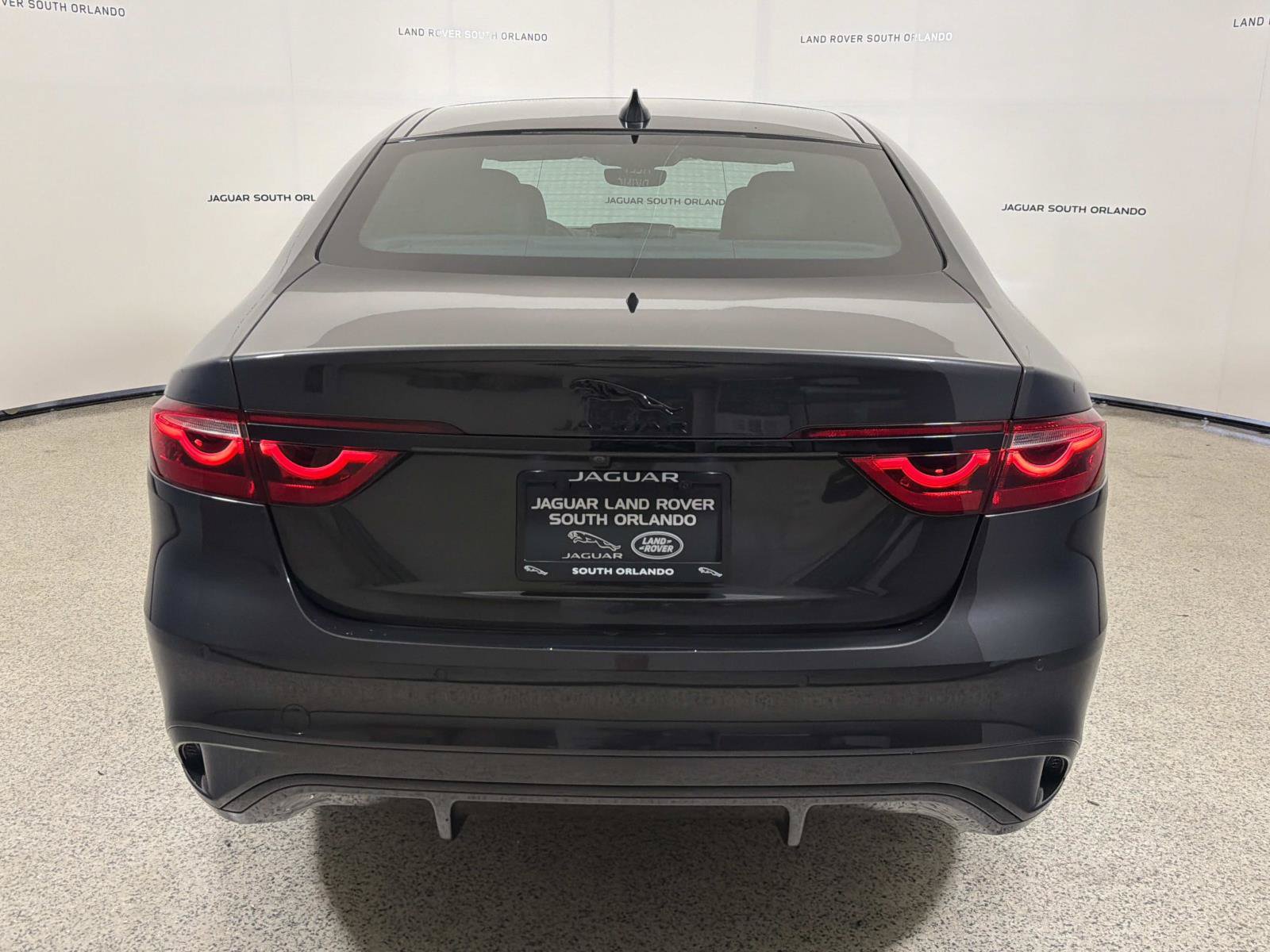 Certified 2024 Jaguar XF R-Dynamic SE AWD/4WD image 4
