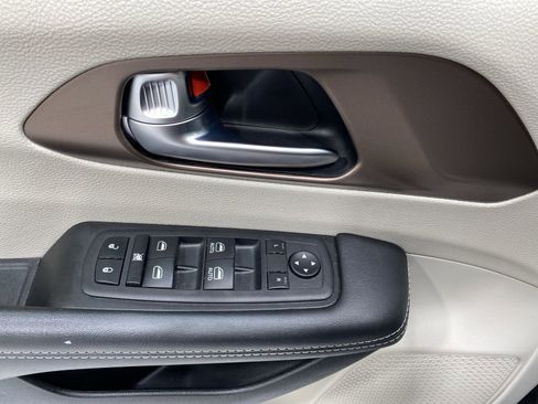 Used 2023 Chrysler Voyager LX FWD image 13