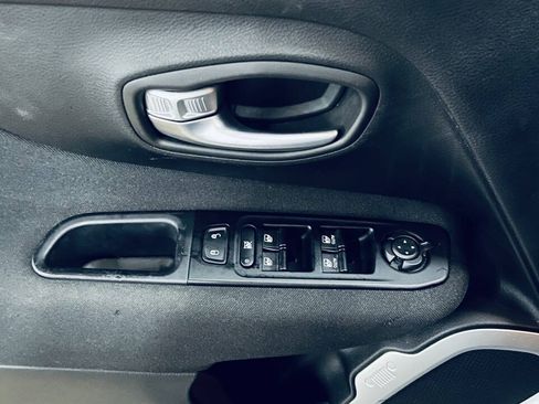 Used 2020 Jeep Renegade Sport w/ UConnect 7.0 Group FWD image 32