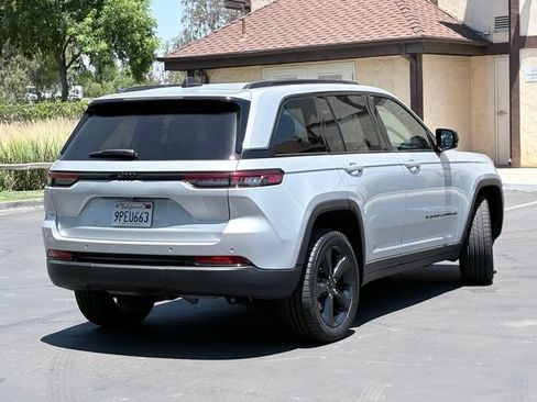 Used 2024 Jeep Grand Cherokee Altitude RWD image 5