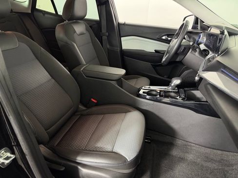Used 2025 Chevrolet Trax LT w/ LT Convenience Package FWD image 32
