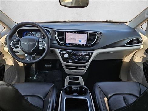 Used 2023 Chrysler Pacifica Touring-L FWD image 16