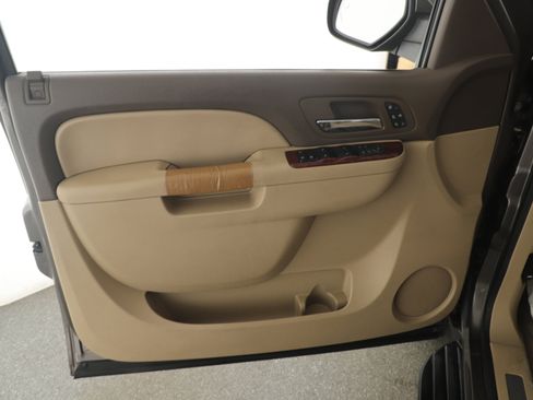 Used 2013 Chevrolet Suburban LTZ image 8