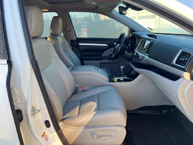 Used 2017 Toyota Highlander XLE AWD/4WD image 9