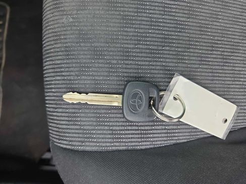 Used 2016 Toyota Yaris L FWD image 28