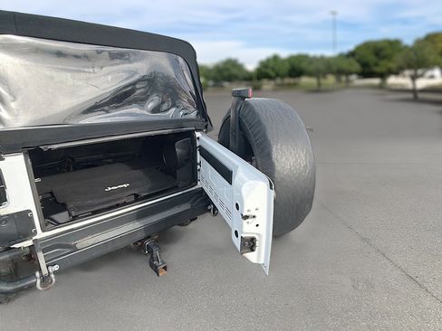 Used 2013 Jeep Wrangler Unlimited Sahara image 26