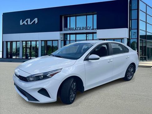 Certified 2023 Kia Forte LXS FWD image 3