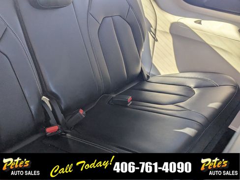 Used 2023 Chrysler Pacifica Touring-L image 17