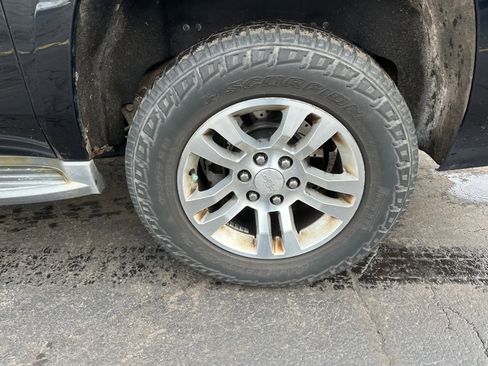 Used 2015 Chevrolet Suburban LT image 14