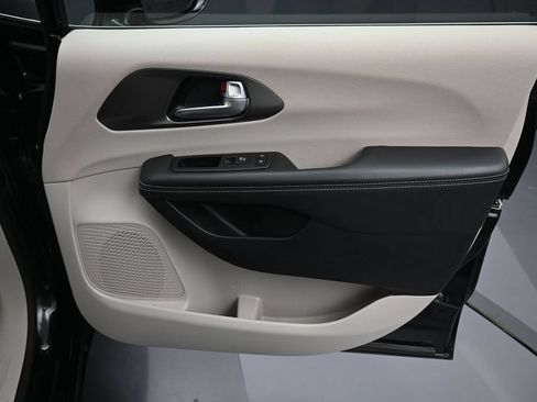Used 2024 Chrysler Pacifica Touring-L FWD image 34