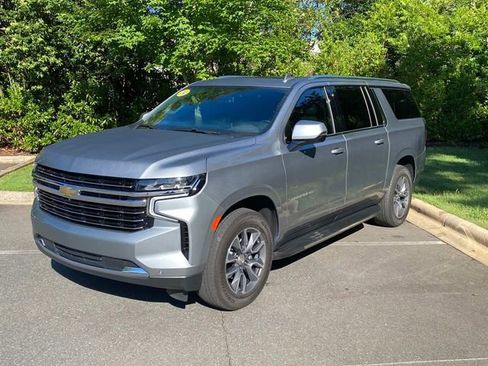 Used 2024 Chevrolet Suburban LT w/ Luxury Package AWD/4WD image 3