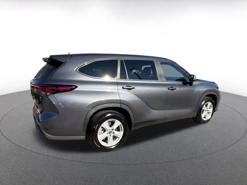 Used 2025 Toyota Highlander LE image 14