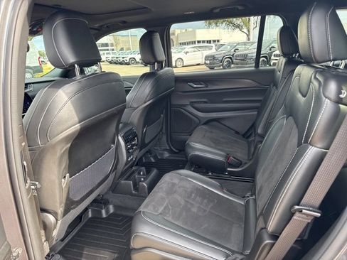 Used 2024 Jeep Grand Cherokee L Altitude image 11