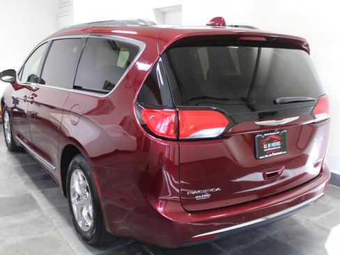 Used 2017 Chrysler Pacifica Limited w/ UConnect Theater Package image 4