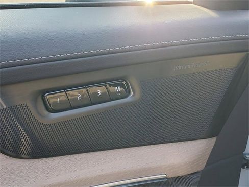 Used 2025 Volvo XC90 B6 Plus image 11