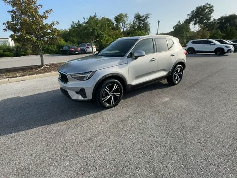 Used 2023 Volvo XC40 B4 Core w/ Convenience Package FWD image 4