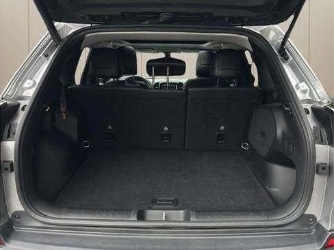 Used 2019 Jeep Cherokee Limited AWD/4WD image 5
