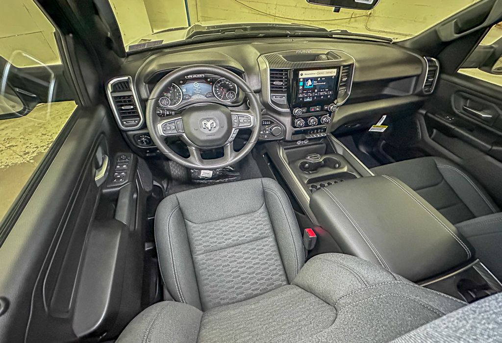 New 2026 RAM 1500 Express AWD/4WD image 9