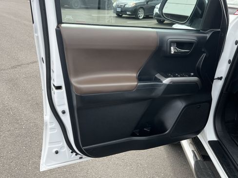 Used 2016 Toyota Tacoma Limited w/ Towing Package image 14