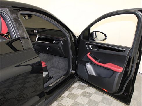 Used 2019 Porsche Macan S image 30