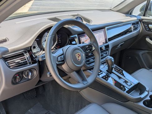 Certified 2025 Porsche Macan AWD/4WD image 4