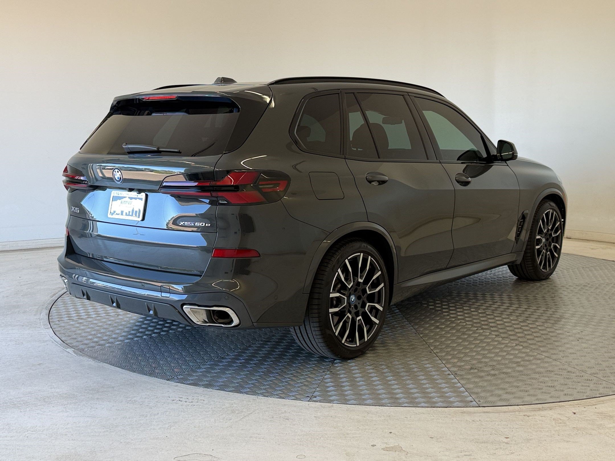 Used 2025 BMW X5 xDrive50e w/ M Sport Package AWD/4WD image 9