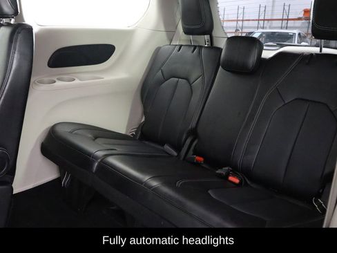 Used 2024 Chrysler Pacifica Touring-L image 17