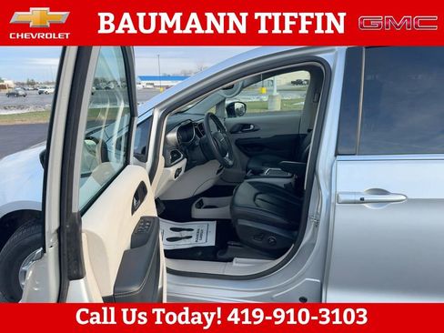 Used 2024 Chrysler Pacifica Touring-L image 16