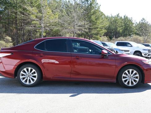 Used 2018 Toyota Camry LE image 3