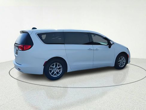 Used 2022 Chrysler Voyager LX FWD image 8