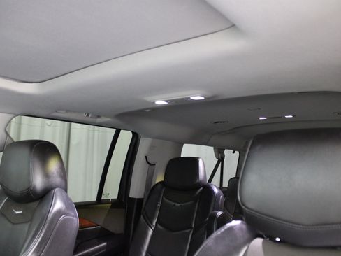 Used 2019 Cadillac Escalade ESV Luxury image 27