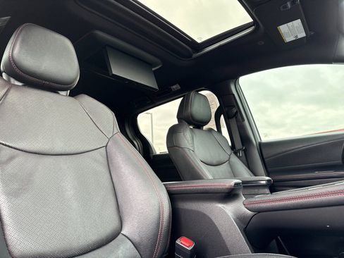 Used 2025 Toyota Sienna XSE w/ XSE Premium Package image 21