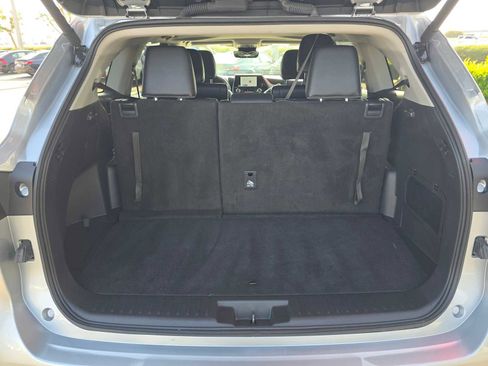 Certified 2025 Toyota Highlander XLE FWD image 17