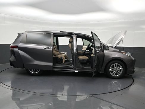 Used 2021 Toyota Sienna Limited FWD image 34