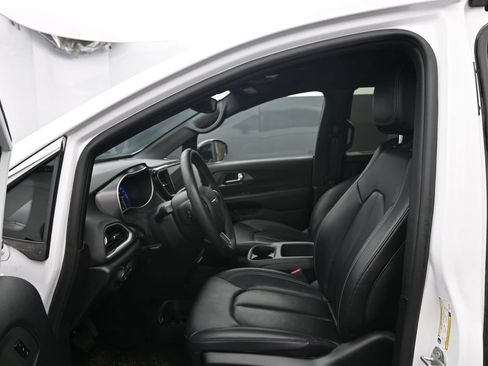 Used 2025 Chrysler Pacifica Select FWD image 17