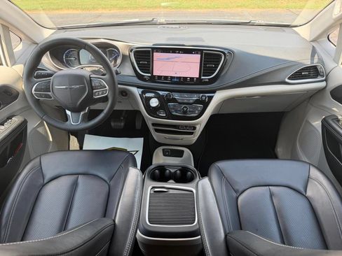 Used 2024 Chrysler Pacifica Limited FWD image 4