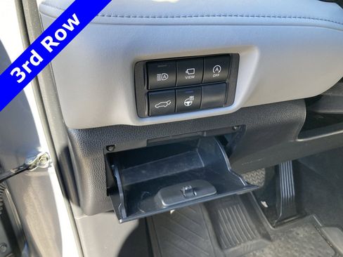 Used 2024 Toyota Highlander Limited image 14